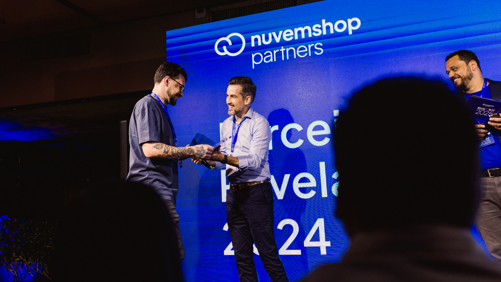 RabiscoEcom recebendo o prêmio Agência Revelação Nuvemshop 2024